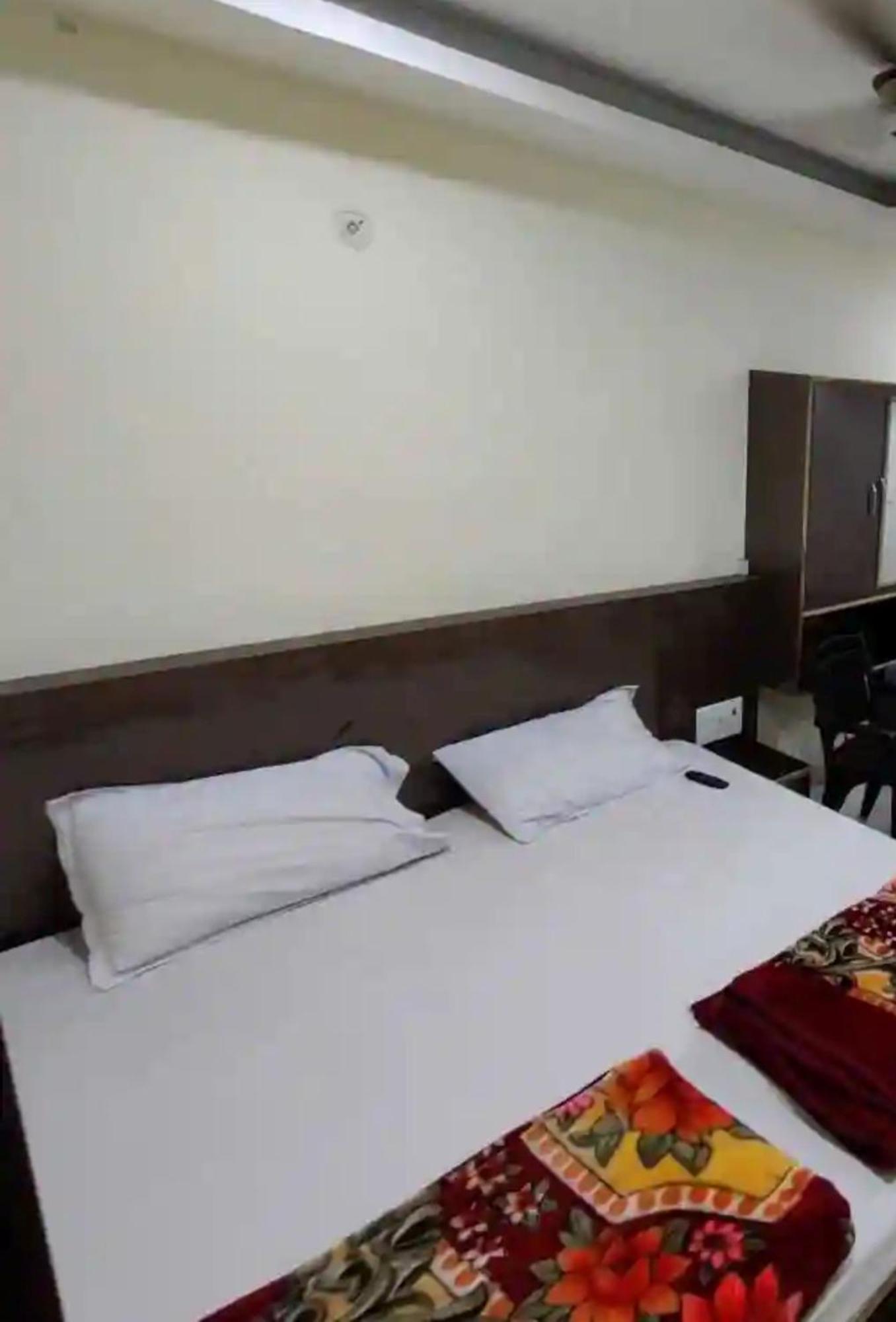 Hotel Swastik Guest House Varanasi - Perfect Location And Comfortable Room Екстер'єр фото