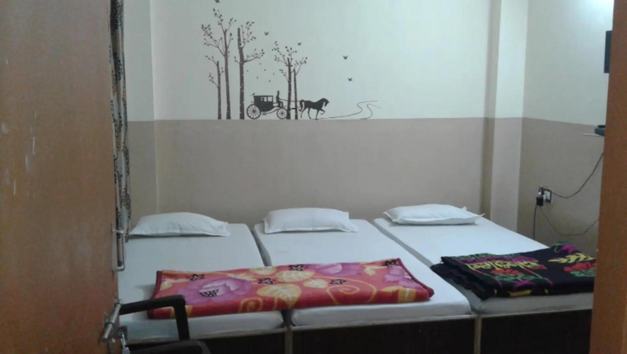 Hotel Swastik Guest House Varanasi - Perfect Location And Comfortable Room Екстер'єр фото