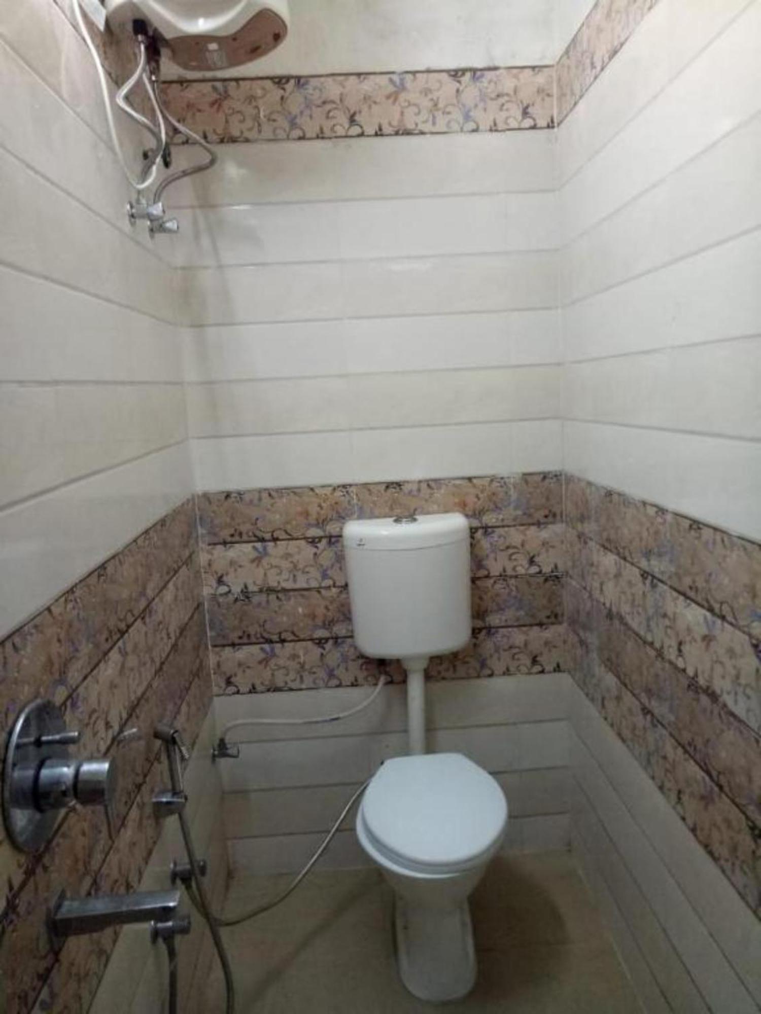 Hotel Swastik Guest House Varanasi - Perfect Location And Comfortable Room Екстер'єр фото